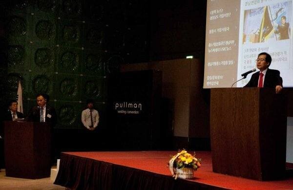 2014년 3월21일 경남 창원시에 열린 행사에 함께 참석한 홍준표 전 대구시장과 명태균씨. 명태균씨 배우자 이아무개씨 페이스북