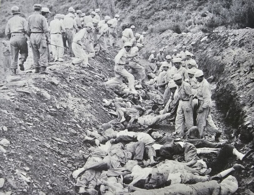 A photo of the massacre in Gollyeong Valley included in the US intelligence report “Execution of Political Prisoners in Korea.” Taken by Maj. Leonard Abbott, the photo found the light of day in 1999 thanks to the late Lee Do-young. (courtesy of the Daejeon Sannae Gollyeong Valley Countermeasures Committee)