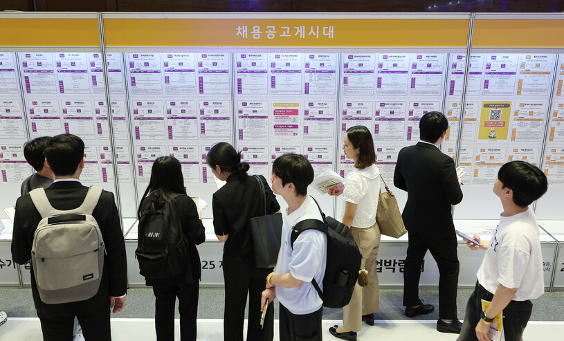 2025년 5월26일 서울 강남구 코엑스에서 열린 ‘2025 제1차 케이비(KB)굿잡 우수기업 취업박람회’에서 구직자들이 채용 공고 게시판을 둘러보고 있다. 연합뉴스