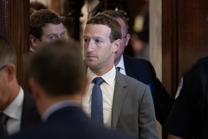 Meta CEO Mark Zuckerberg leaves the US Senate building after partaking in an AI forum there on Sept. 13. (Yonhap)
