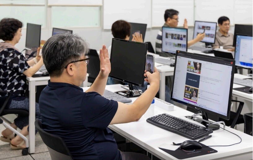 서울시50플러스재단은 디지털 환경에 적응이 필요한 중장년층을 위해 ‘디지털직무역량강화' 프로그램을 운영하고 있다. 서울시50플러스재단 제공