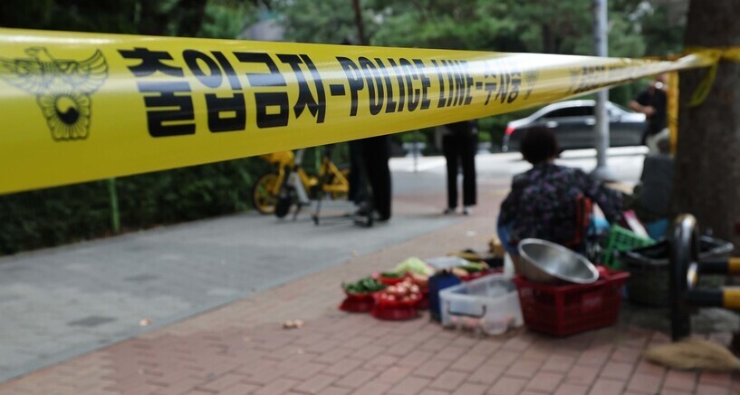 Police tape cordons off the area around Seohyeon Station on Aug. 4, the morning after a man went on a stabbing spree there, injuring 14. (Baek So-ah/The Hankyoreh)