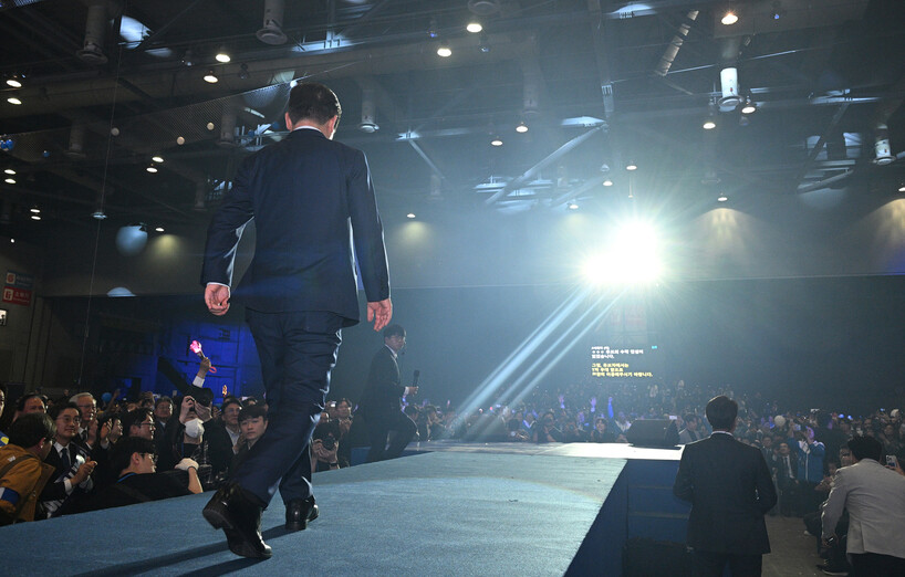 이재명 더불어민주당 대선 후보가 2025년 4월27일 오후 경기 고양시 킨텍스에서 열린 민주당 제21대 대통령선거 후보자 선출을 위한 수도권·강원·제주 합동연설회에 참석해 수락연설을 위해 이동하고 있다. 공동취재사진