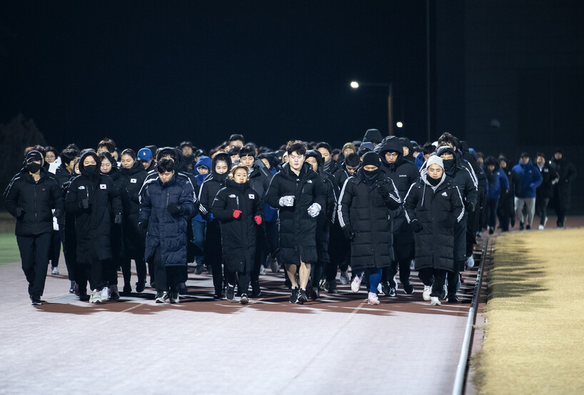 국가대표 선수들이 지난달 19일 새벽 진천선수촌에서 달리기를 통해 몸을 풀고 있다. 진천/연합뉴스