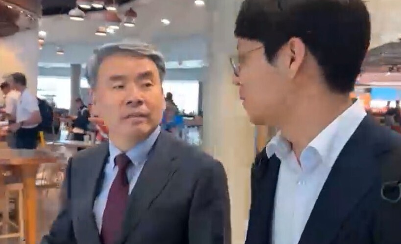 Former Defense Minister Lee Jong-sup is shown in Brisbane, Australia, before departing for the capital of Canberra. (MBC screenshot)