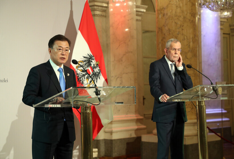 South Korean President Moon Jae-in and Austrian President Alexander Van der Bellen hold a joint press conference after their summit at the Hofburg in Vienna on Monday. (Yonhap News)