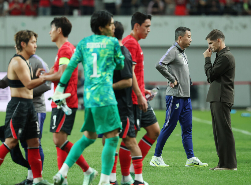 한국 축구 국가대표팀 로베르트 모레노 임시 감독이 28일 서울월드컵경기장에서 열린 우루과이와의 평가전이 끝난 뒤 어두운 표정을 짓고 있다. 연합뉴스