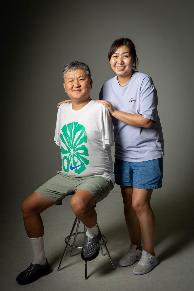 중증화상 산재로 양팔을 절단한 몽골 출신 이주노동자 오기나(왼쪽)와 그의 배우자 어요나. 김진수 선임기자
