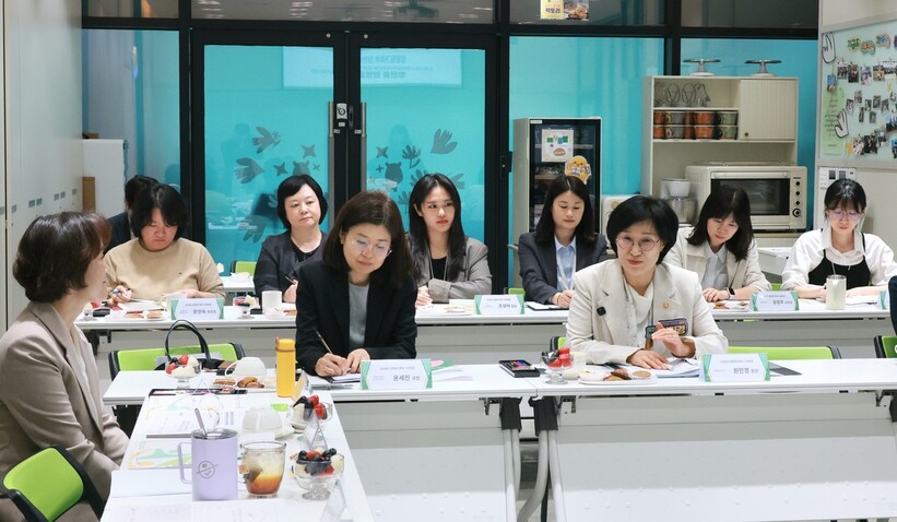 원민경 성평등가족부 장관이 지난 14일 오후 서울 도봉구 학교 밖 청소년 지원센터를 방문해 사업 운영현황을 청취하고 정책 발전 방안 등에 관해 논의하고 있다. 성평등가족부 제공