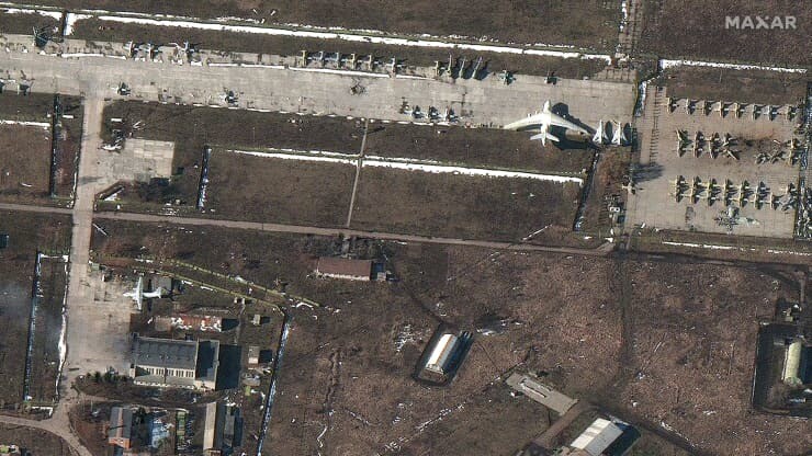 지난달 24일 러시아의 침공 당일 우크라이나 하르키우(하리코프)주 추후이우 비행장을 민간 위성기업 맥사(Maxar)가 촬영한 사진. 계류중인 항공기들과 러시아의 폭격으로 파괴된 항공기 잔해를 확인할 수 있다. 맥사 제공