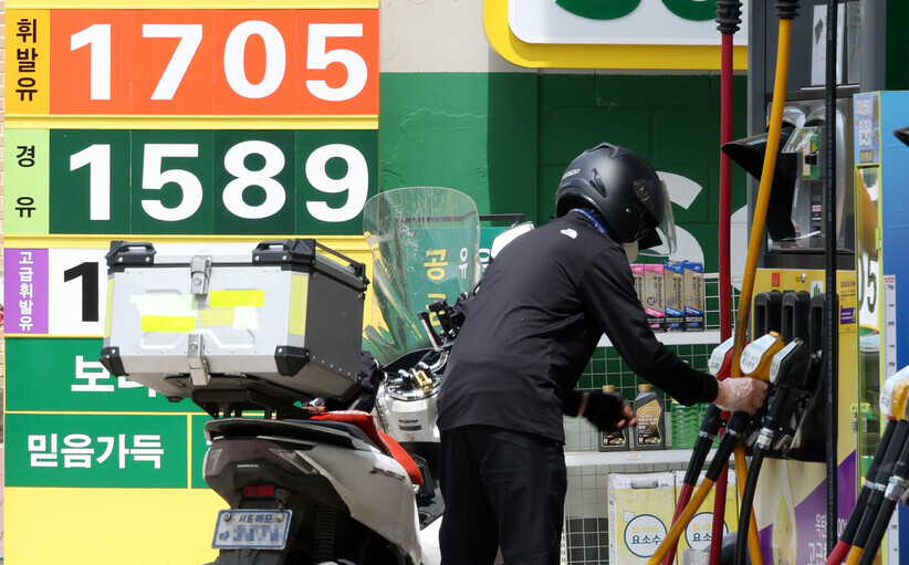 2024년 4월 28일 서울의 한 주유소에서 한 사람이 오토바이에 기름을 채우고 있다. 유가는 5주 동안 계속 오르고 있다.  (김해연/한겨레)