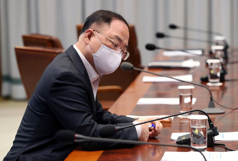 South Korean Deputy Prime Minister Hong Nam-ki looks over documents ahead of the fifth meeting of the Blue House’s emergency economic council on Apr. 22. (Blue House photo pool)