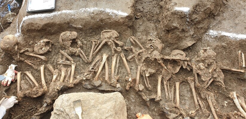 Human remains exhumed from the Gollyeong Valley massacre site on Sept. 10, 2021. (Choi Ye-rin/The Hankyoreh)
