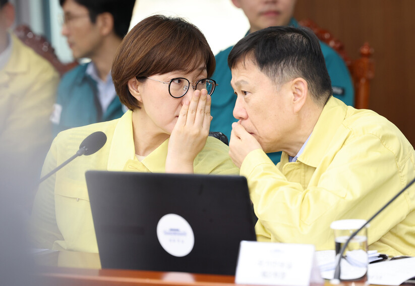 2025년 8월21일 서울 용산 대통령실에서 수석보좌관회의가 열리기 전 김현지 총무비서관(왼쪽)이 임응순 국가안보실 2차장과 이야기하고 있다. 한겨레 김태형 기자 xougd555@hani.co.kr