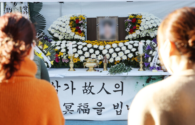 People mourn the 23-year-old worker who died while working at an SPL bread factory affiliated with SPC at a wake on Oct. 17. (Yonhap)