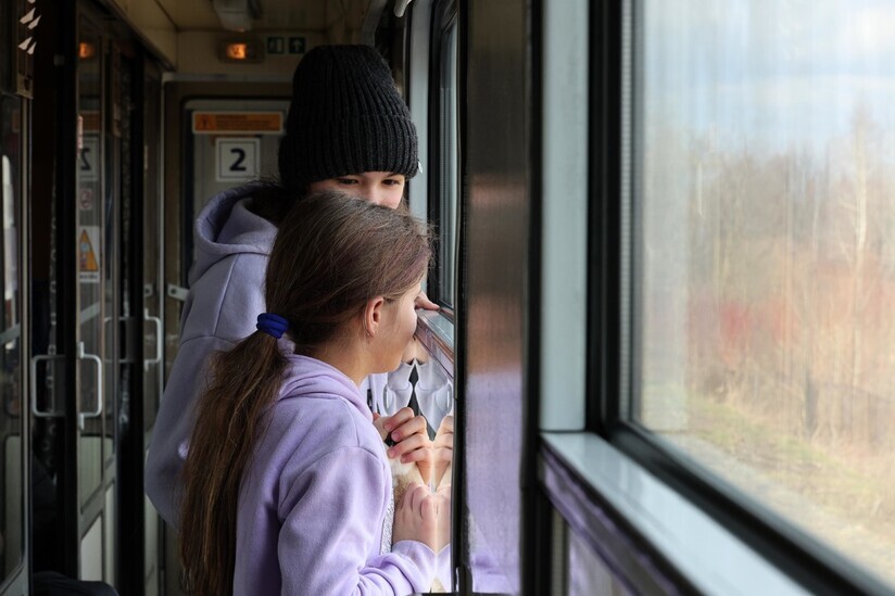 Dasha (11) and Olesia (7) look out the window of a train traveling from Przemysl, Poland, to Kraków on March 10 (local time). They had both crossed the border from Kyiv, and met at the refugee shelter in Przemysl, where they became friends. (Kim Hye-yun/The Hankyoreh)