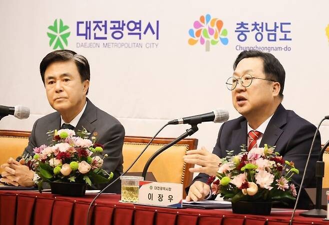김태흠 충남도지사(왼쪽)가 이장우 대전광역시장과 2024년 11월21일 ‘대전·충남 행정구역 통합 추진 공동선언’ 기자회견을 하고 있다. 대전시 제공