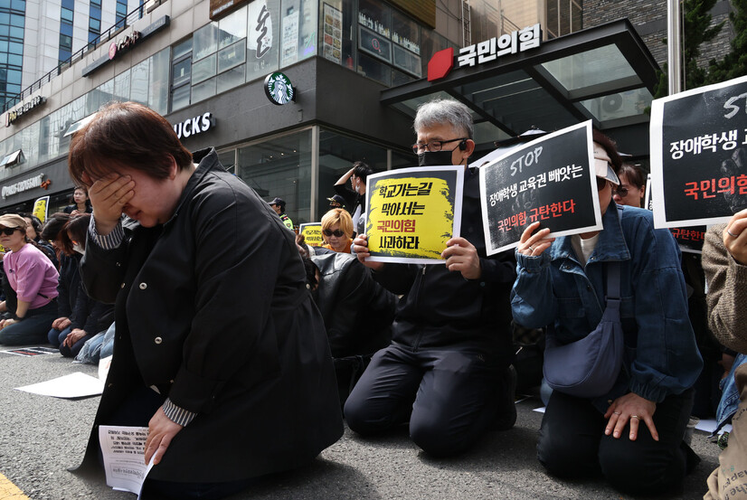 무릎을 꿇은 전국장애인부모연대 서울지부 회원들이 2024년 4월4일 오전 서울 여의도 국민의힘 당사 앞에서 서울 성동구 성수공고 부지에 추진 중인 특수학교 설립 대신 특수목적고 설립을 공약으로 내놓은 국민의힘 서울 중·성동갑 윤희숙 후보에게 공약 철회와 사과를 요구하고 있다. 한겨레 윤운식 선임기자 yws@hani.co.kr