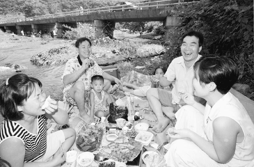 1997년 경기도 양주의 유원지를 찾은 가족이 그늘에서 더위를 식히고 있다. 한겨레 자료