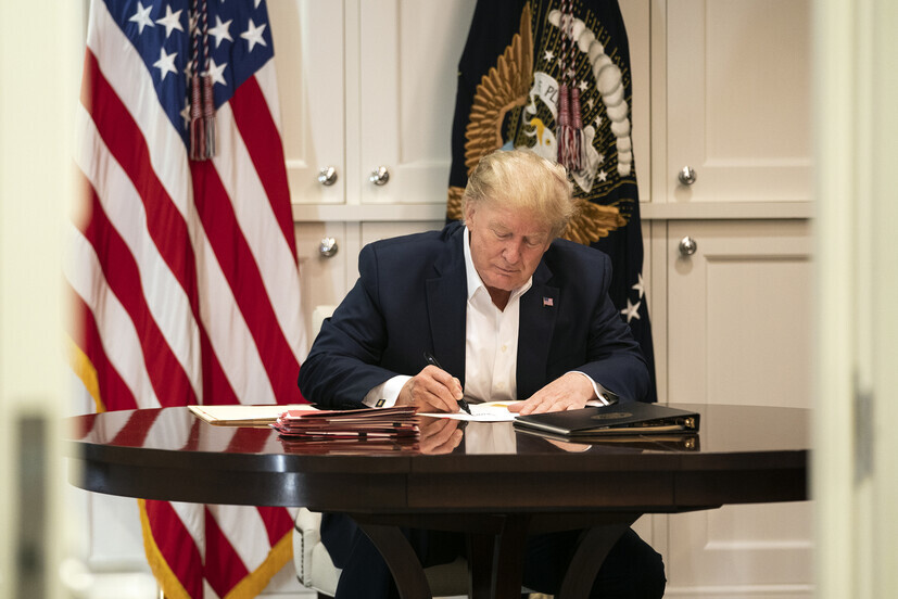 US President Donald Trump works from the Walter Reed National Military Medical Center in Bethesda, Maryland, on Oct. 3. (offered by the White House/Yonhap News)