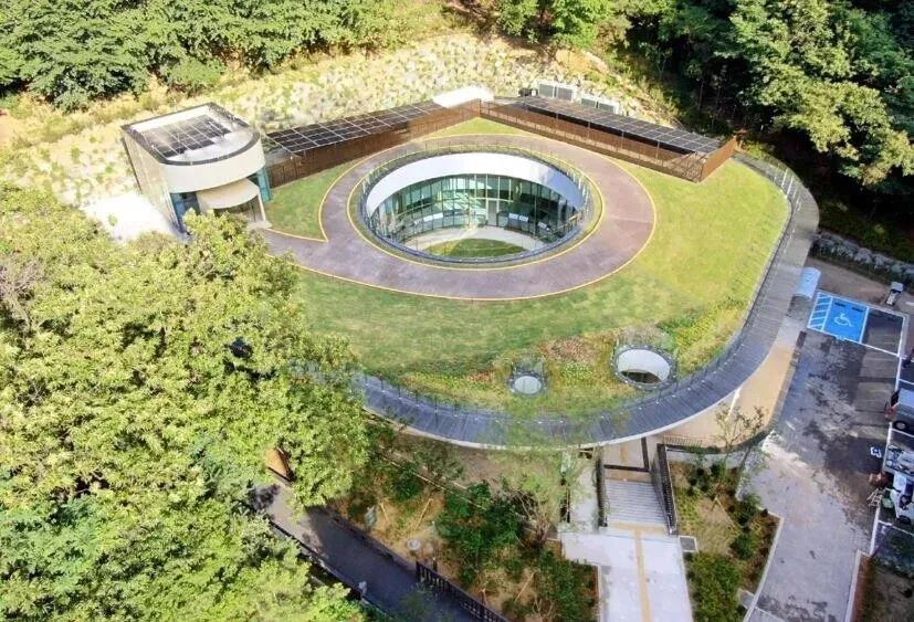 The Bangbae Forest Environment Library, which features a comma-shaped rooftop garden, has garnered attention as a place to go with the family on holidays. (courtesy Seocho District Office)