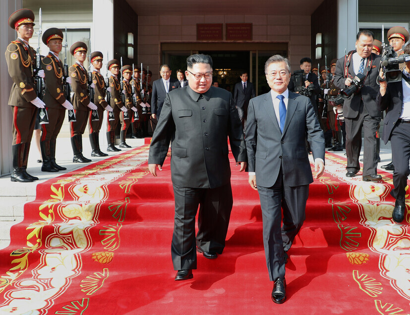 South Korean President Moon Jae-in and North Korean leader Kim Jong-un walk together after the inter-Korean summit on May 26, 2018, held in Panmunjom’s Tongilgak unification pavilion. (provided by the Blue House)
