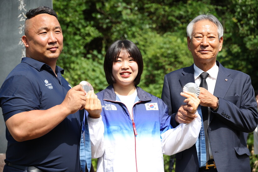 Nas Olimpíadas de Paris de 2024, Heo Mimi (centro), que conquistou a medalha de prata na categoria até 57 kg feminino no judô e a medalha de bronze na prova de equipes mistas, o técnico do Conselho Esportivo de Gyeongbuk, Kim Jeong-hoon (à esquerda), e Gyeongbuk Sports . O Presidente do Conselho, Kim Geum-do, está no Estádio do Ativista da Independência e no Estádio Heo montado em Hwaseul-ri, Samgyukyun-gun, Goonwi-gun, Daegu-si na manhã do dia 6. Uma foto de lembrança foi tirada no memorial milagroso do governador Heo Seok, bisavô do jogador. Notícias Yonhap