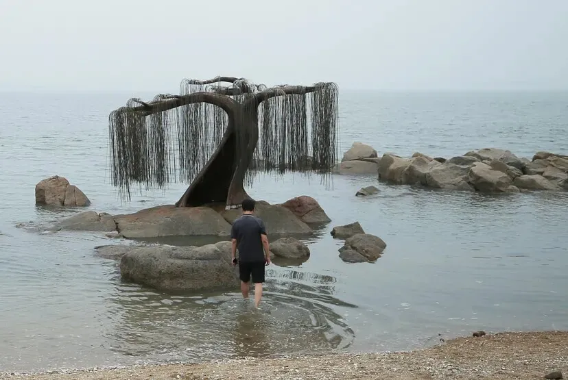 “Master Willow,” an art installation on Mo-do adds to the island shore’s allure. (Park Mee-hyang/Hankyoreh)