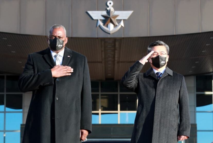 South Korean Defense Minister Suh Wook and his US counterpart Secretary of Defense Lloyd Austin stand at attention during an honor guard presentation ahead of the 53rd ROK-US Security Consultative Meeting, held Thursday morning at the South Korean Ministry of National Defense in Yongsan District, Seoul. (Yonhap News)