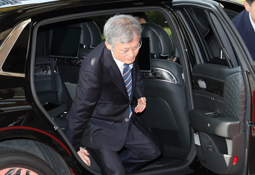 조희대 “절차 흠결, 수긍 못해”…청 “특정후보 배제 공정성 훼손”