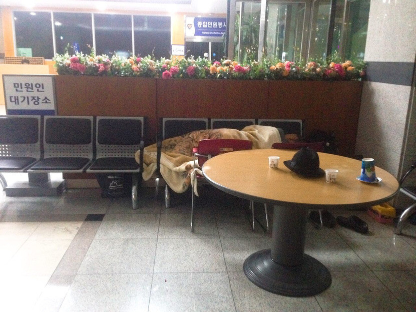 A member of the Taegeukgi Citizens’ Revolution National Movement Headquarters holds a night watch in the waiting room at Seoul’s Namdaemun Police Station on Nov.16. For the past six months