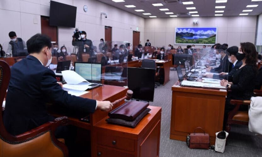 Lee Kwang-jae, who chairs the National Assembly Foreign Affairs and Unification Committee, pounds his gavel at a plenary session of the committee on Wednesday afternoon at the National Assembly. (Yonhap News)