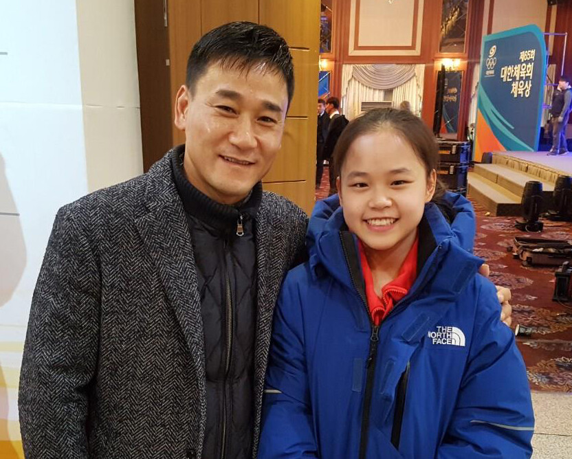 2019年2月に開催された第65回韓国体育祭スポーツ表彰式の後、呂洪哲と娘のソジョンヨがポーズをとる。 [연합뉴스 자료사진]
