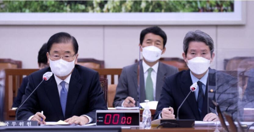 Minister of Foreign Affairs Chung Eui-yong (left) and Minister of Unification Lee In-young (right) answer questions from lawmakers during a joint parliamentary audit of their respective ministries by the National Assembly Foreign Affairs and Unification Committee on Thursday. (Yonhap News)