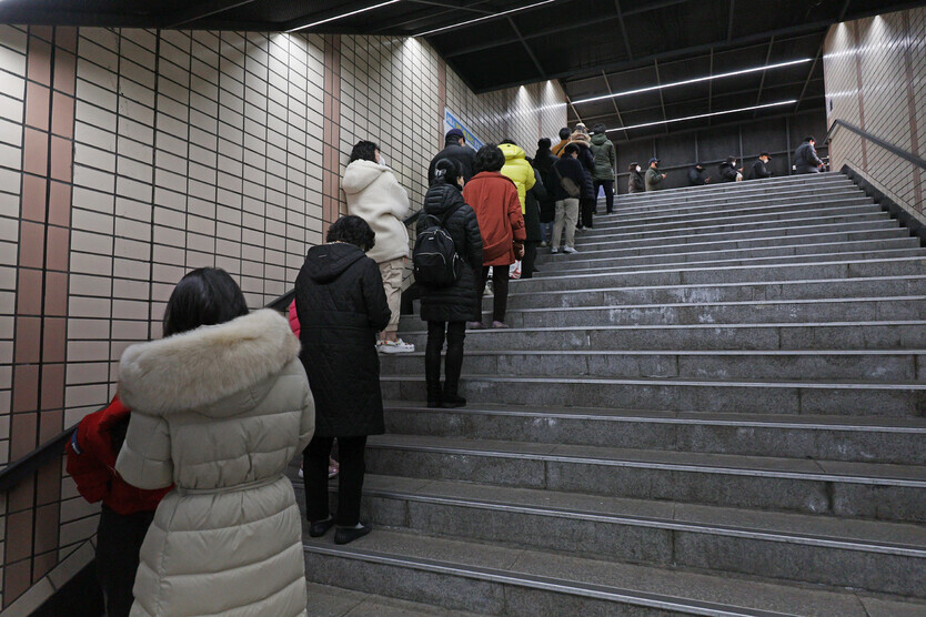 People in Soul’s Songpa District wait in line to be tested for COVID-19 on the morning of March 8. (Yonhap News)