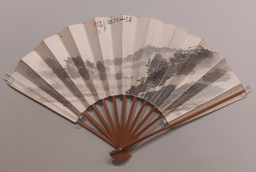 소정 변관식과 더불어 만년 한국화의 대가로 이름 높았던 청전 이상범이 청년 작가 시절인 1919년 여름 그린 부채 그림. 안개비 내리는 한여름 산골의 그윽한 풍경을 먹 번짐 기법으로 능숙하게 표현했다. 노형석 기자