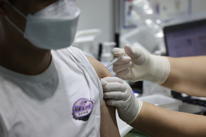 A health worker administers COVID-19 vaccine to a patient at a vaccination center in Seoul. (Yonhap News)