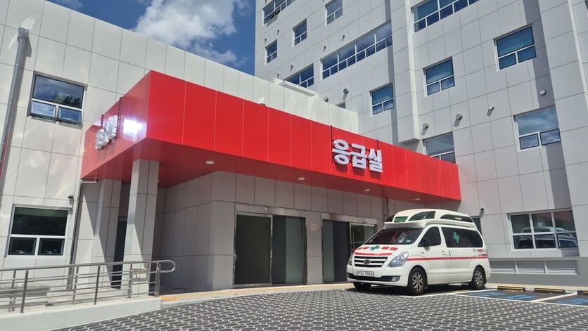 ‘울산 울주군 울주병원’이 지역 첫 공공병원으로 진료를 시작한 지 일주일이 지났지만 의사를 제때 구하지 못한 응급실 문은 굳게 닫혀 있다. 병원 쪽은 일반의 1명을 응급실 전담의사로 채용한 뒤 다음달부터 당직제를 활용해 ‘땜질’ 운영에 나서기로 했다. 주성미 기자