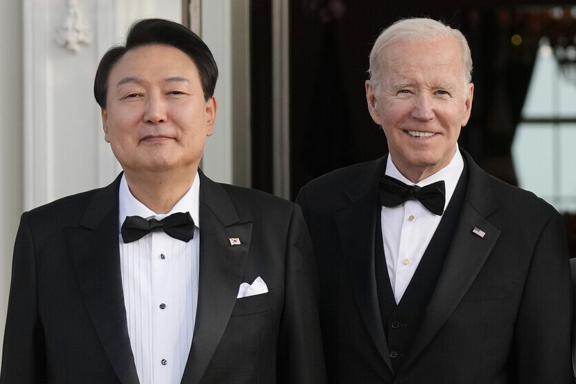 President Yoon Suk-yeol of South Korea (left) and President Joe Biden of the US stand for a photo ahead of a state banquet at the White House on April 26 (local time). (AP/Yonhap)