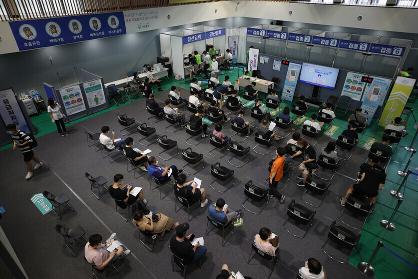 People are monitored for adverse reactions after receiving a COVID-19 vaccine at a vaccination center in Seoul on Tuesday. (Yonhap News)