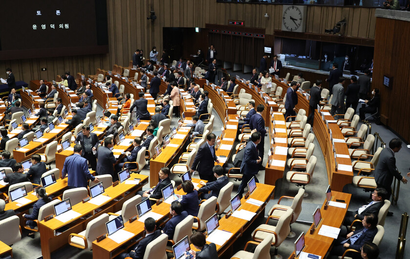 7일 국회 본회의에서 국민의힘 의원들이 ‘쌍특검법’ 투표 전 퇴장하고 있다. 연합뉴스