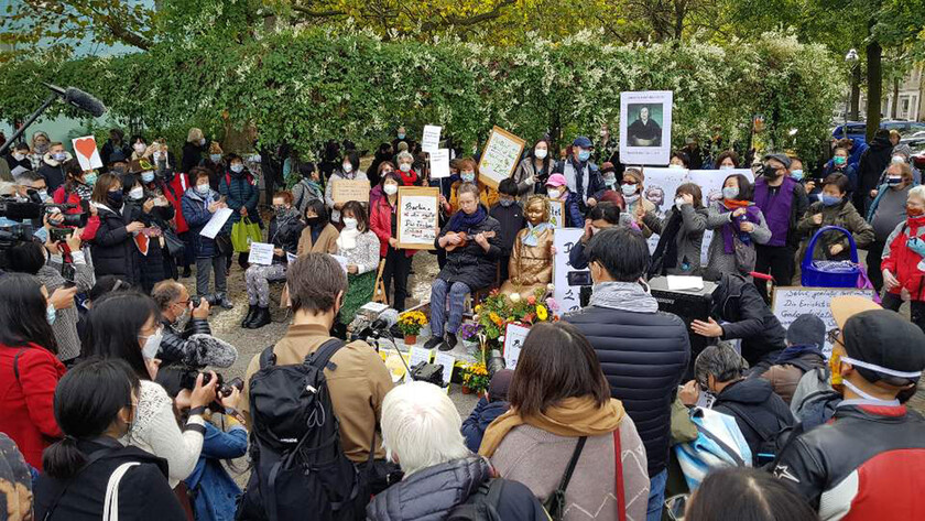 13일(현지시각) 독일 베를린 미테구청 앞에서 구청의 ‘평화의 소녀상’ 철거명령에 항의하는 시위가 열려 200여명이 참가한 가운데, 한 독일 시민이 우쿨렐레 공연을 하고 있다. 베를린/연합뉴스