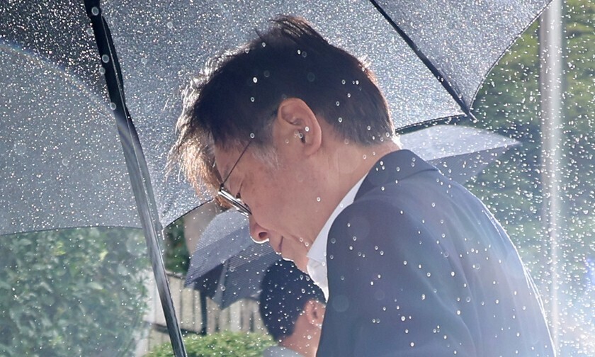 Lee Jae-myung, the leader of the top opposition Democratic Party, heads into the Seoul Central District Court on Sept. 26 for a warrant review. (Kim Hye-yun/The Hankyoreh)
