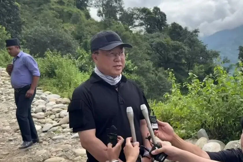 Cho Hyeon-mun, a senior fire service official leading Korea&rsquo;s rapid response team in Nepal, speaks to the press about leading a team to search for the missing Koreans on foot. (Jeong Bong-bi/Hankyoreh)
