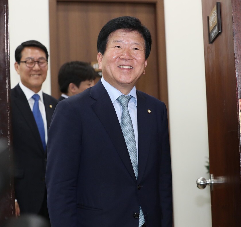 Minjoo Party lawmaker Park Byeong-seok enters a room at the National Assembly in Seoul for a party leaders’ meeting