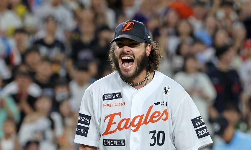 Hanwha Eagles Codyse Ponse is cheering after winning five wins in the home match with Lotte Giants at the Hanwha Life Ball Park in Daejeon on the 12th. Yonhap News