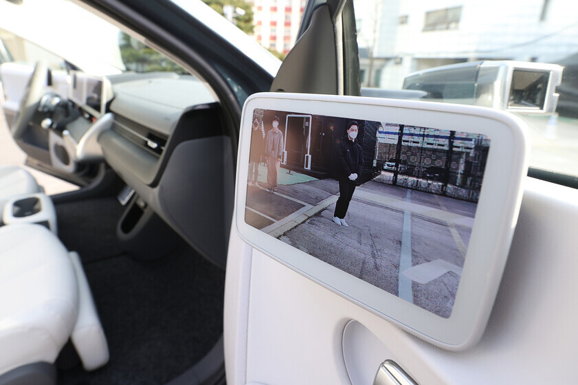 A promotional image for Hyundai Motor’s IONIQ 5 shows its digital side mirror. (Yonhap News)