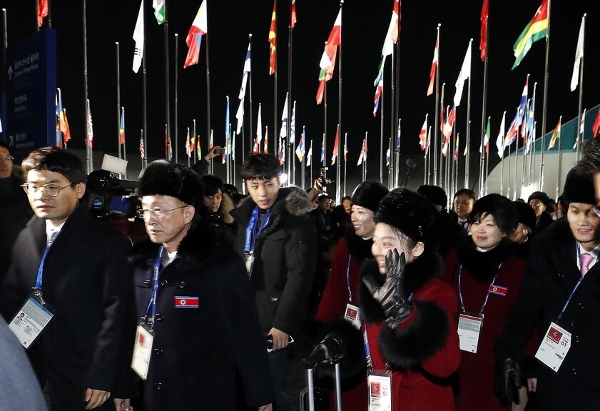 Members of North Korea’s athletic delegation wave upon entering the Gangneung Olympic Village in Gangwon Province following their arrival at Yangyang Airport on Feb. 1. (by Park Jong-shik