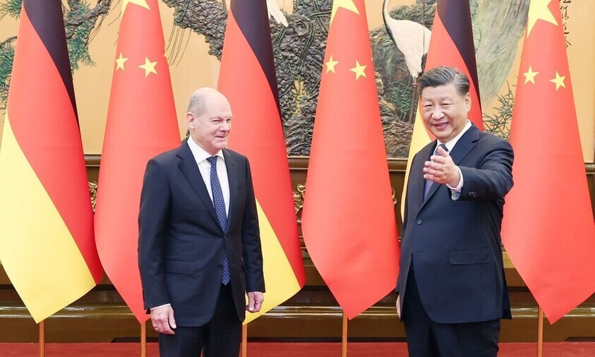 German Chancellor Olaf Scholz meets with President Xi Jinping of China on Nov. 2, 2022, in Beijing. (Xinhua/Yonhap)