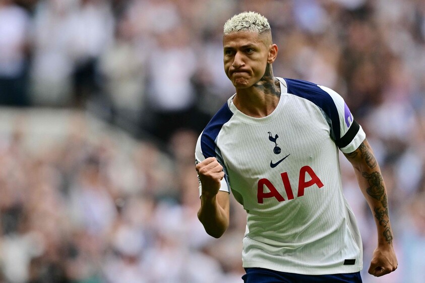 Tottenham Hotspur Hishalissong is pleased with his fist after scoring the first goal in the opening match with the opening of the 2025 ~ 2026 English Premier League (EPL) opening match at the Tottenham Hotspur Stadium in London, England on the 16th. London/ AFP Yonhap News